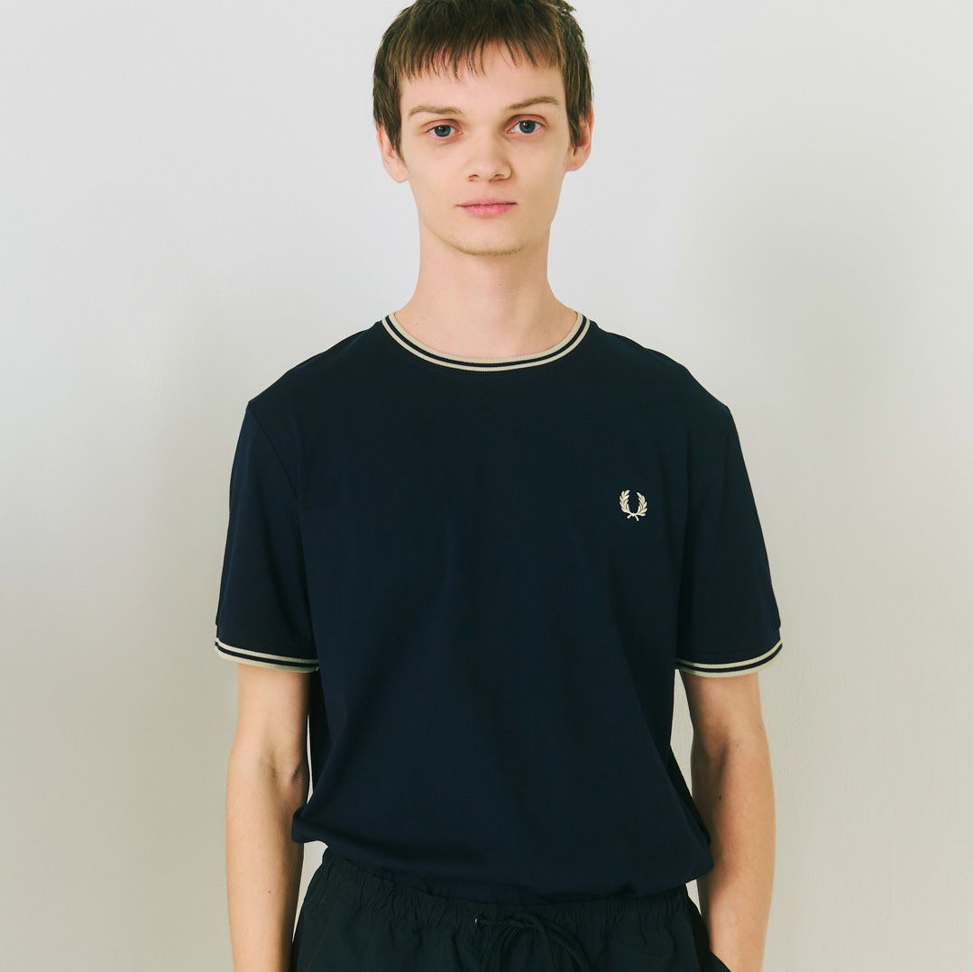 FRED PERRY [フレッドペリー] 別注 ツインティップライン ワンポイントロゴ刺繍Tシャツ [M1588-JF] NVY/OAT