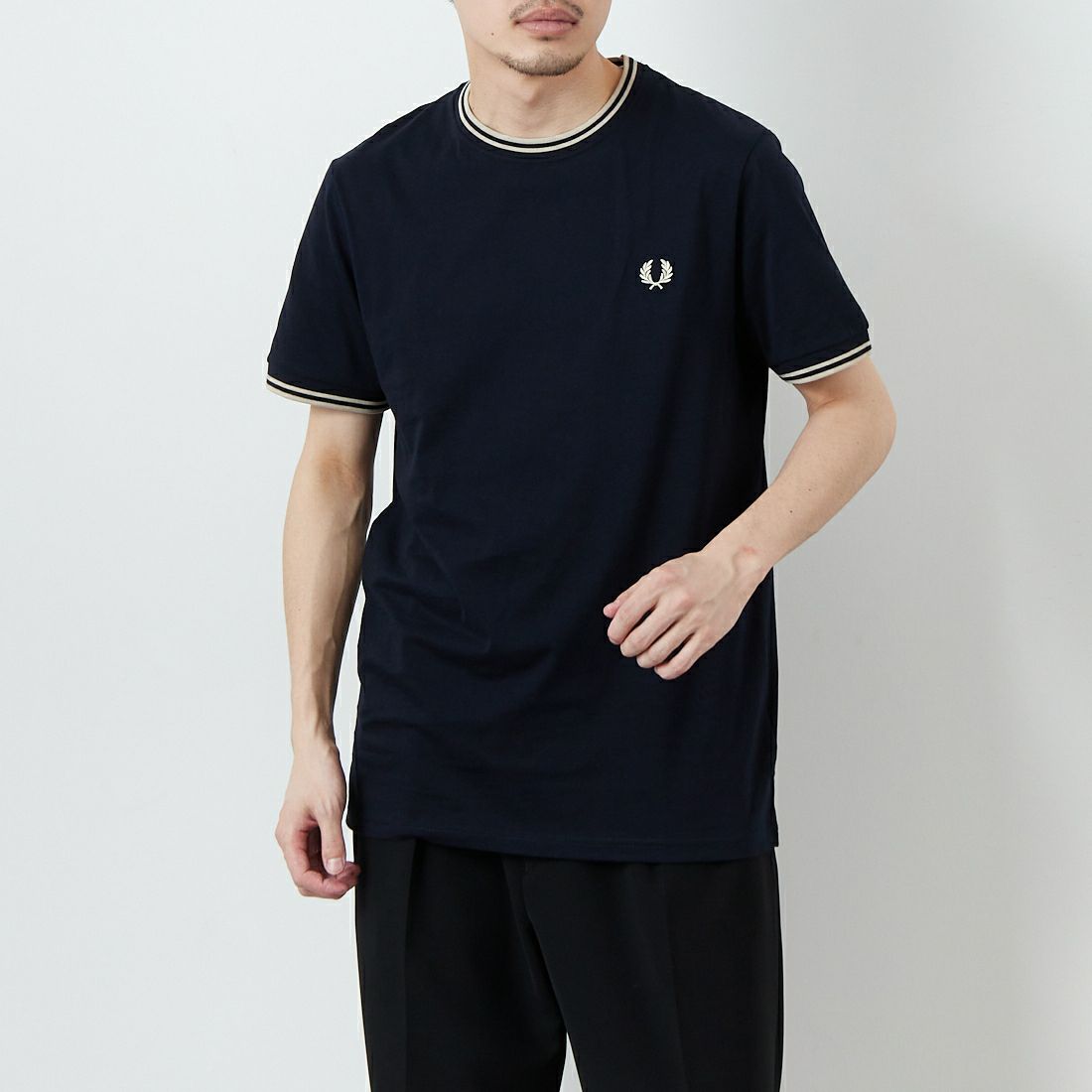 FRED PERRY [フレッドペリー] 別注 ツインティップライン ワンポイントロゴ刺繍Tシャツ [M1588-JF] NVY/OAT &&モデル身長：168cm 着用サイズ：M&&