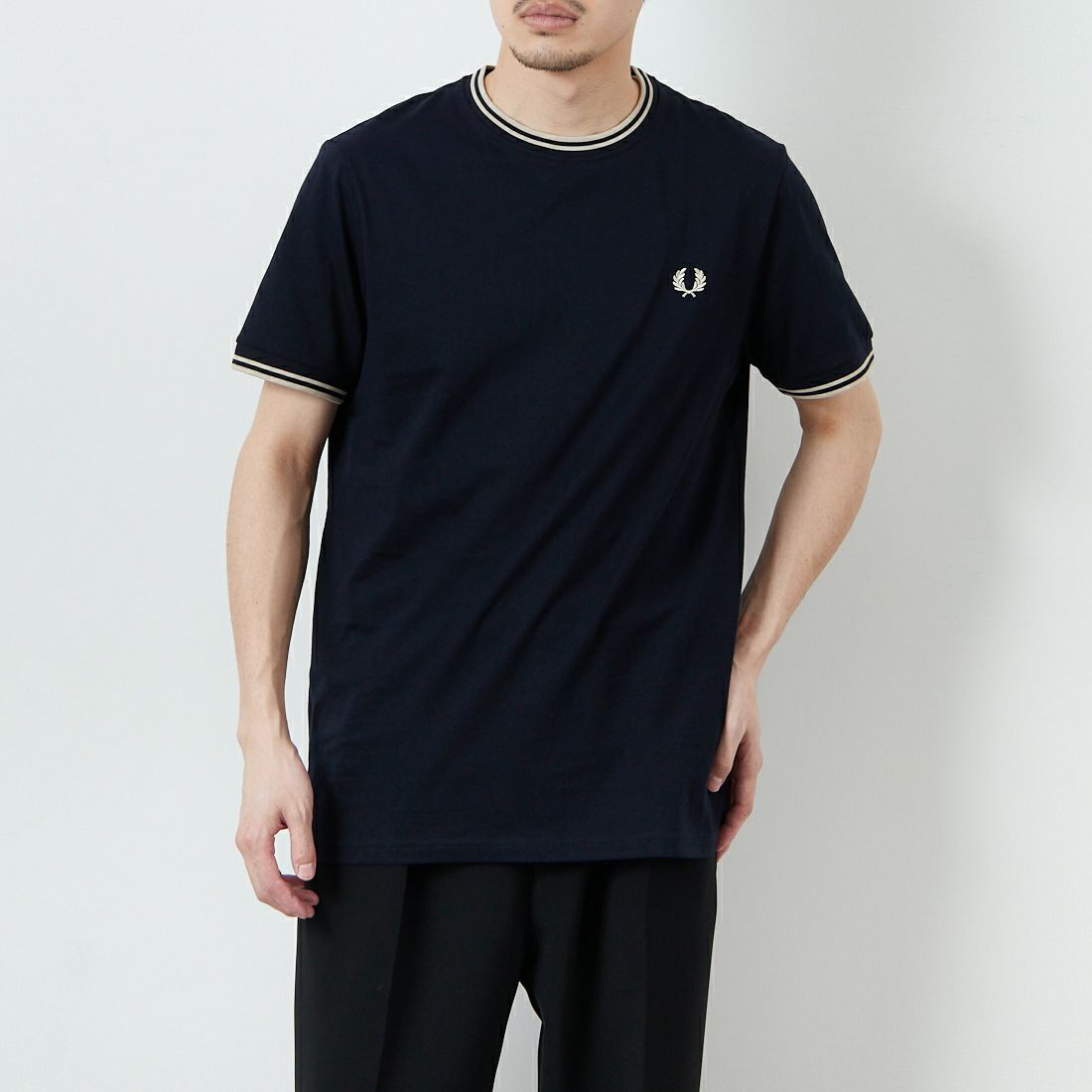 FRED PERRY [フレッドペリー] 別注 ツインティップライン ワンポイントロゴ刺繍Tシャツ [M1588-JF] NVY/OAT &&モデル身長：168cm 着用サイズ：M&&