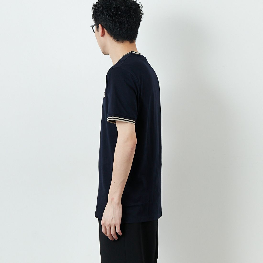 FRED PERRY [フレッドペリー] 別注 ツインティップライン ワンポイントロゴ刺繍Tシャツ [M1588-JF] NVY/OAT &&モデル身長：168cm 着用サイズ：M&&