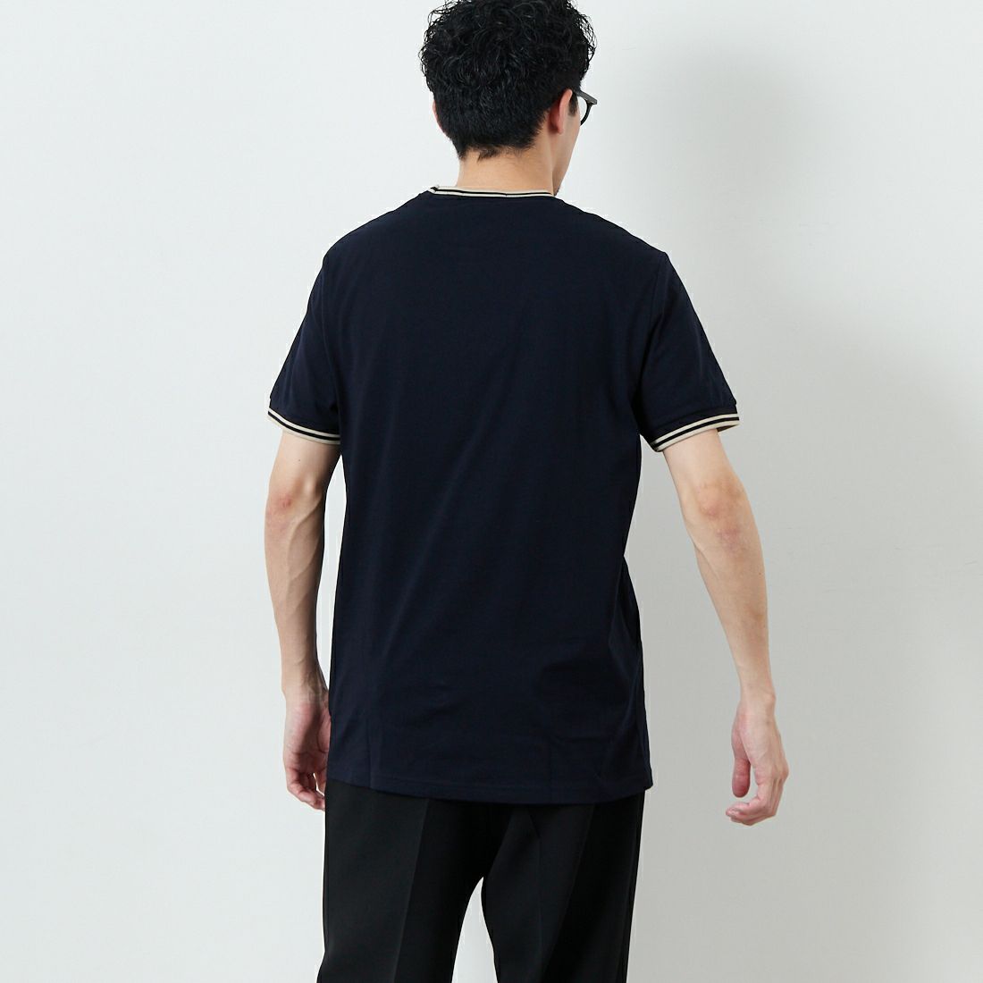 FRED PERRY [フレッドペリー] 別注 ツインティップライン ワンポイントロゴ刺繍Tシャツ [M1588-JF] NVY/OAT &&モデル身長：168cm 着用サイズ：M&&