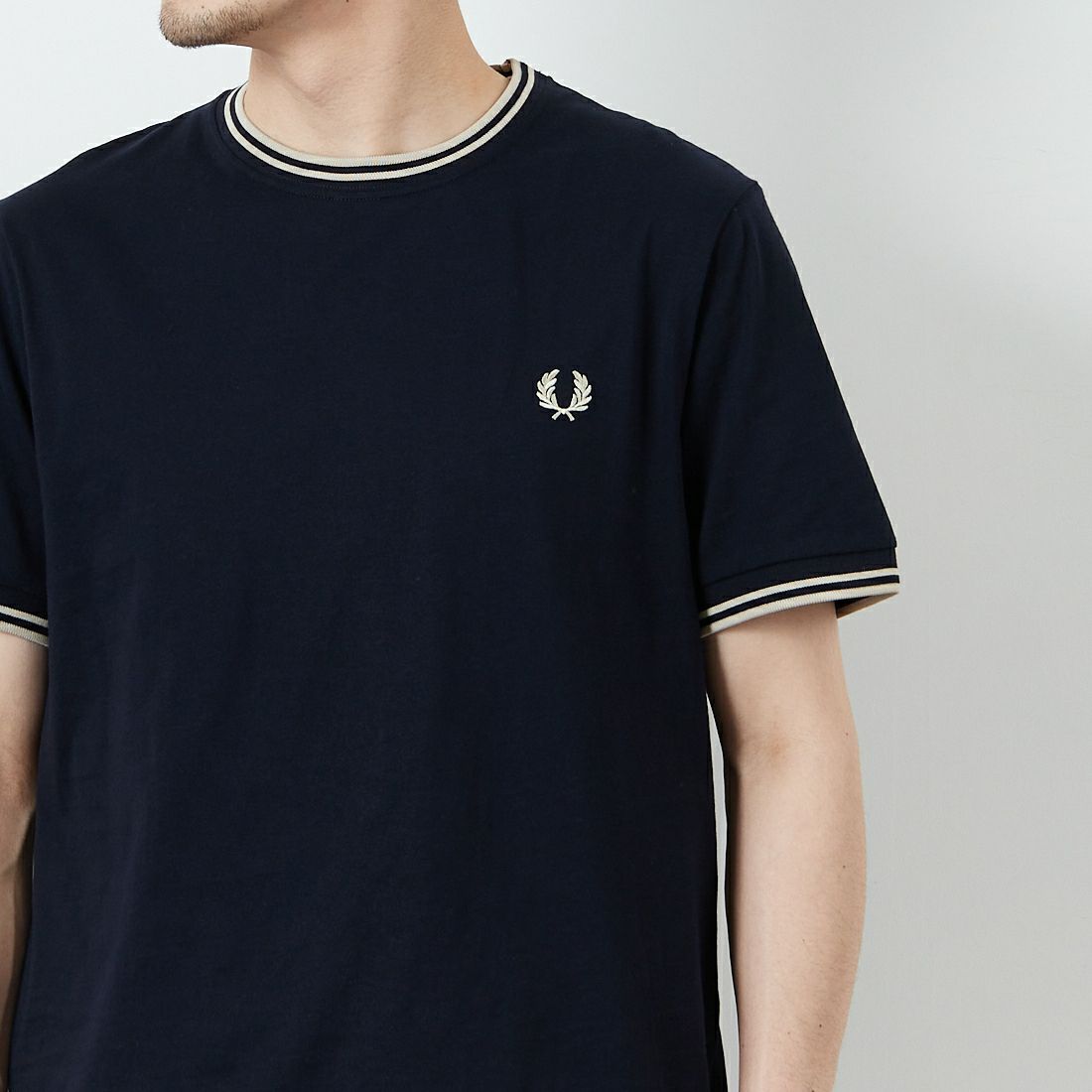 FRED PERRY [フレッドペリー] 別注 ツインティップライン ワンポイントロゴ刺繍Tシャツ [M1588-JF] NVY/OAT &&モデル身長：168cm 着用サイズ：M&&