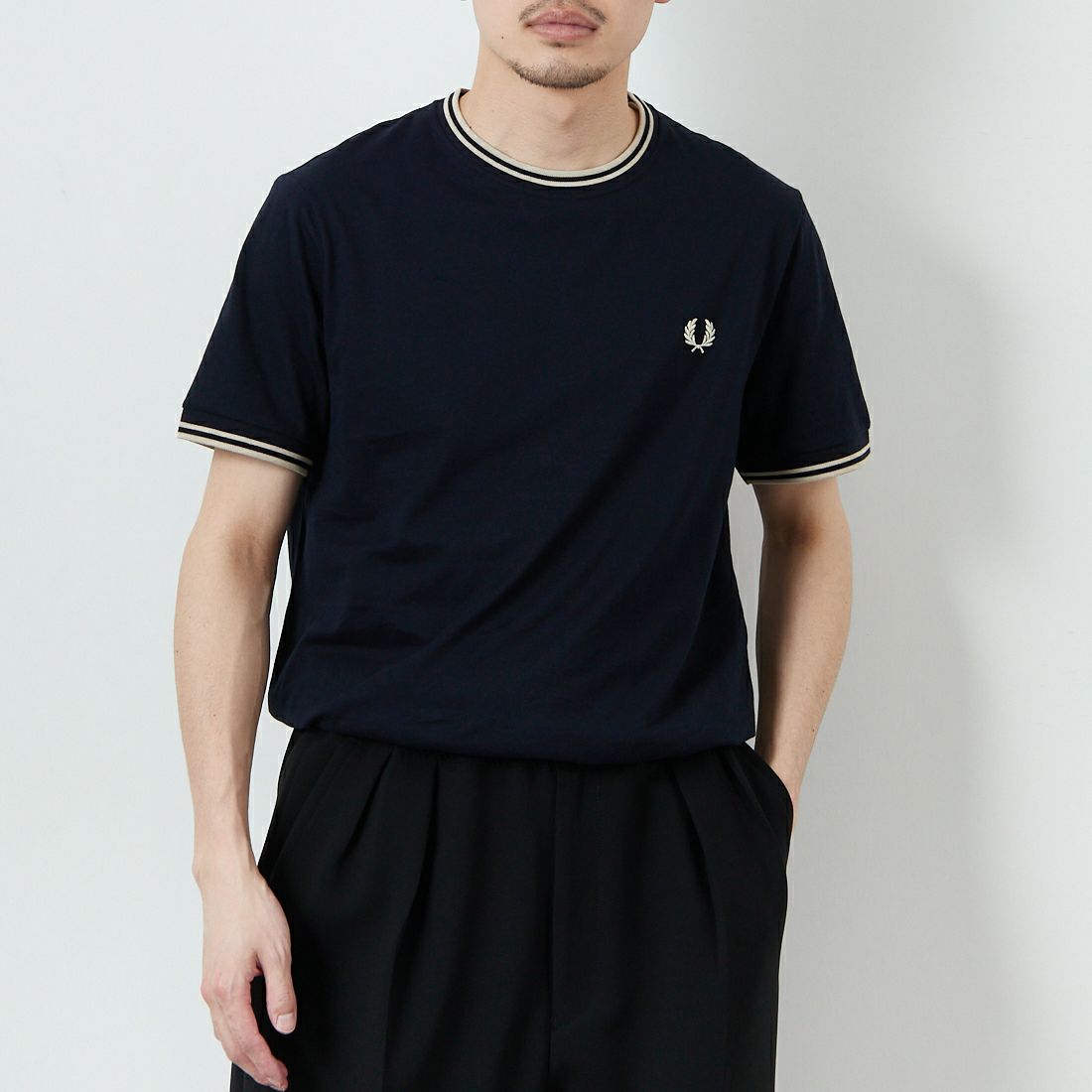FRED PERRY [フレッドペリー] 別注 ツインティップライン ワンポイントロゴ刺繍Tシャツ [M1588-JF] NVY/OAT &&モデル身長：168cm 着用サイズ：M&&