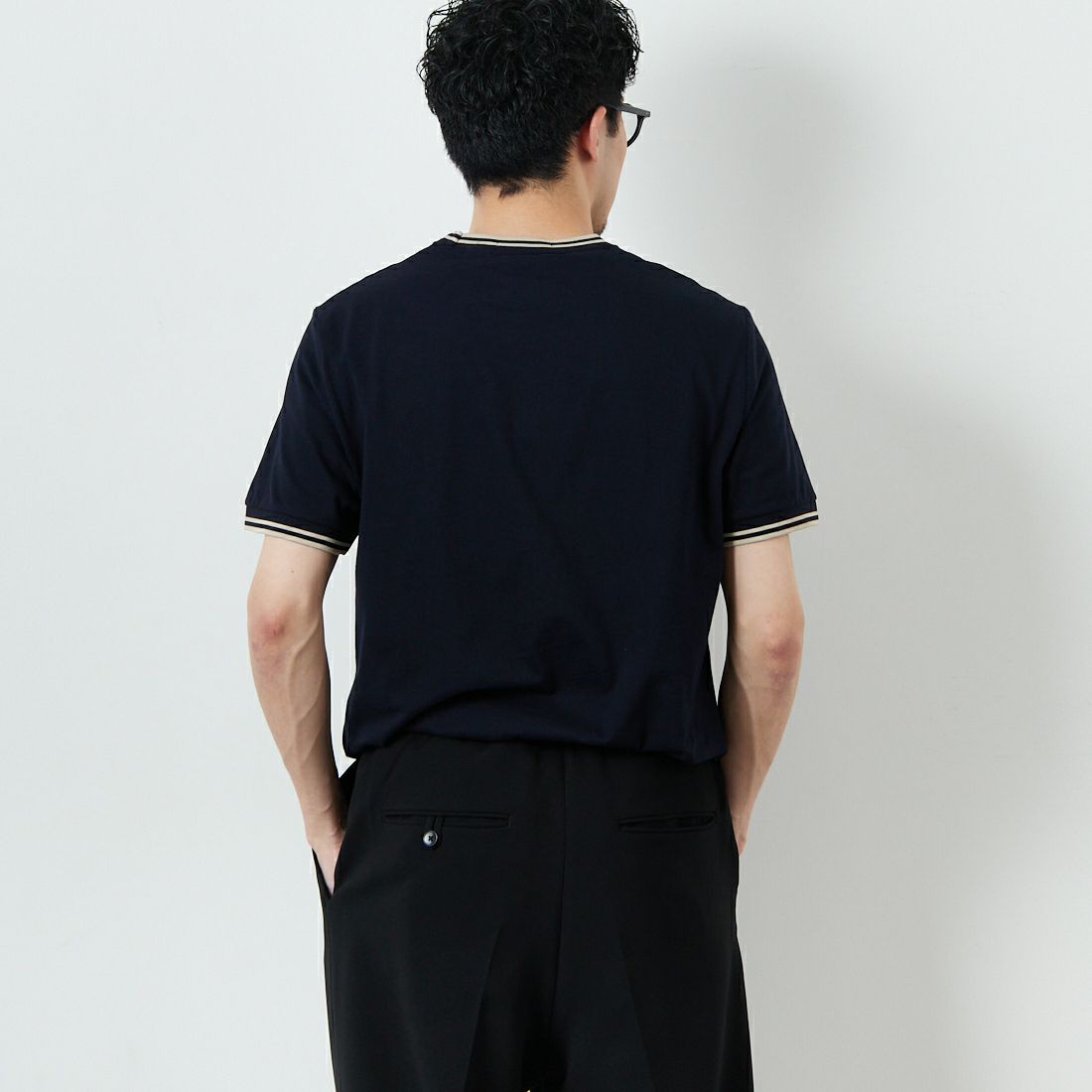 FRED PERRY [フレッドペリー] 別注 ツインティップライン ワンポイントロゴ刺繍Tシャツ [M1588-JF] NVY/OAT &&モデル身長：168cm 着用サイズ：M&&