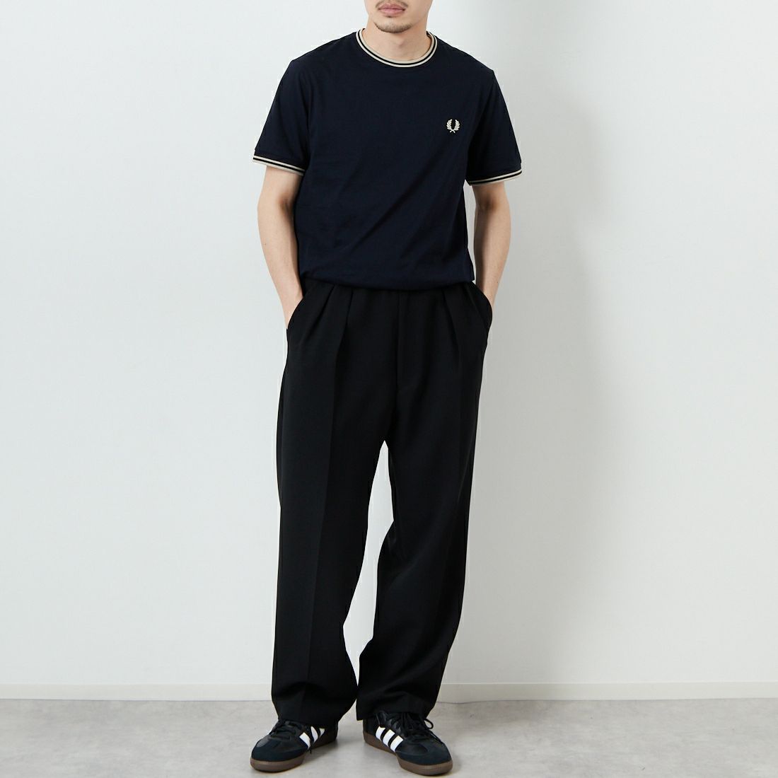 FRED PERRY [フレッドペリー] 別注 ツインティップライン ワンポイントロゴ刺繍Tシャツ [M1588-JF] NVY/OAT &&モデル身長：168cm 着用サイズ：M&&