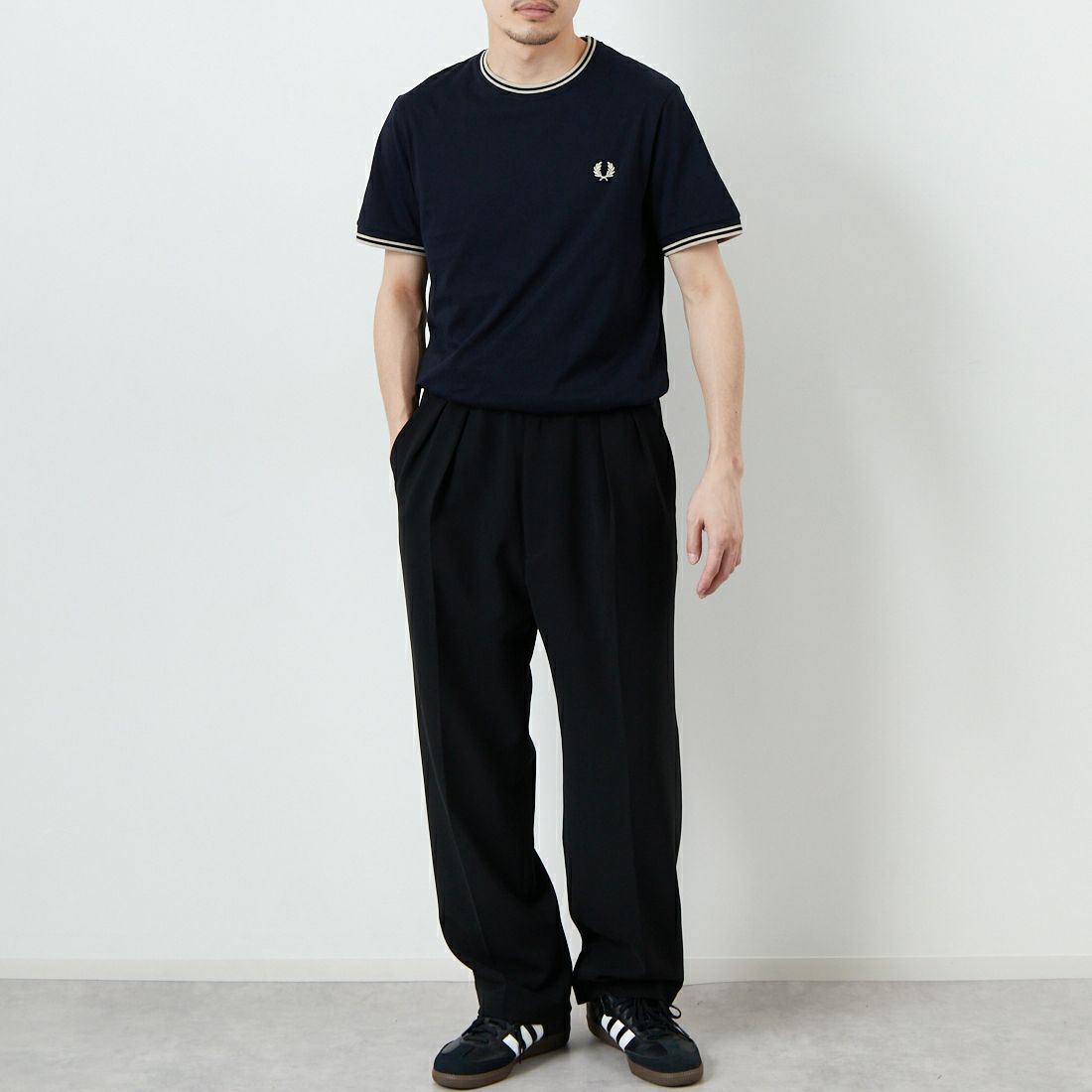 FRED PERRY [フレッドペリー] 別注 ツインティップライン ワンポイントロゴ刺繍Tシャツ [M1588-JF] NVY/OAT &&モデル身長：168cm 着用サイズ：M&&