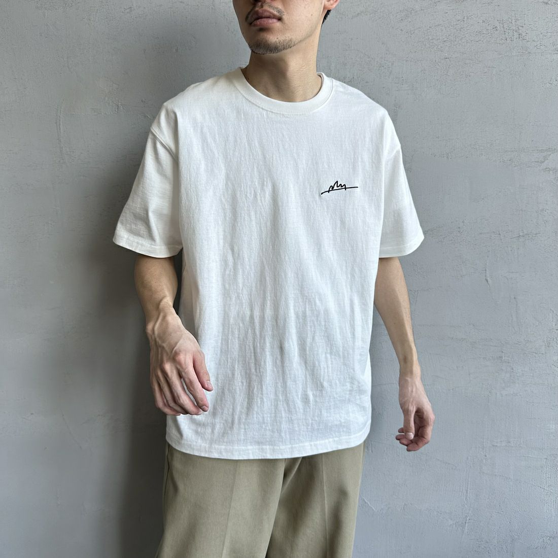 MANHATTAN PORTAGE [マンハッタンポーテージ] 別注 手描き風ロゴ バックプリントTシャツ [25SSMP-IN63-JF] WHITE &&モデル身長：168cm 着用サイズ：L&&