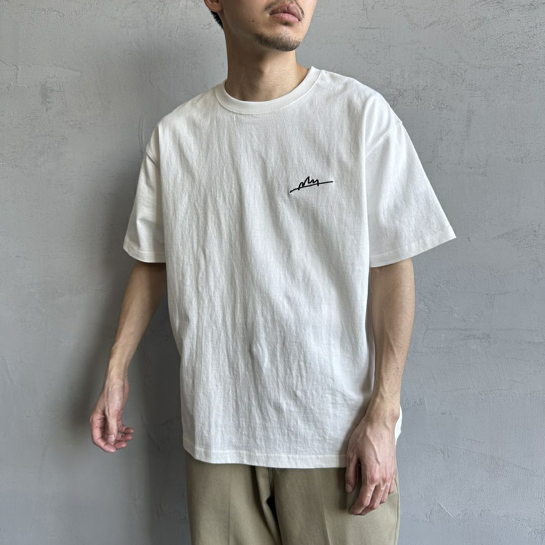 MANHATTAN PORTAGE [マンハッタンポーテージ] 別注 手描き風ロゴ バックプリントTシャツ [25SSMP-IN63-JF] WHITE &&モデル身長：168cm 着用サイズ：L&&