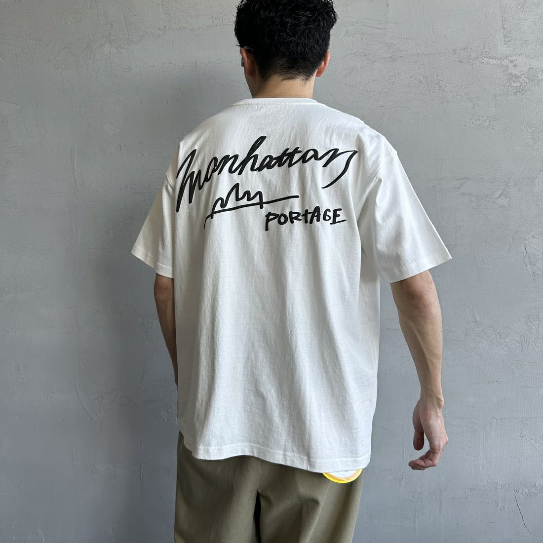 MANHATTAN PORTAGE [マンハッタンポーテージ] 別注 手描き風ロゴ バックプリントTシャツ [25SSMP-IN63-JF] WHITE &&モデル身長：168cm 着用サイズ：L&&