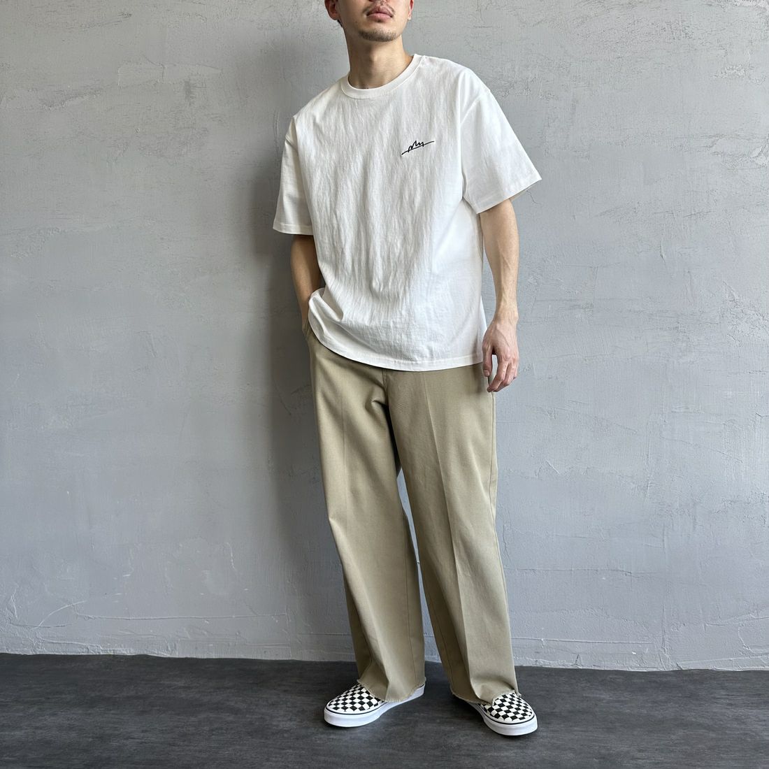 MANHATTAN PORTAGE [マンハッタンポーテージ] 別注 手描き風ロゴ バックプリントTシャツ [25SSMP-IN63-JF] WHITE &&モデル身長：168cm 着用サイズ：L&&