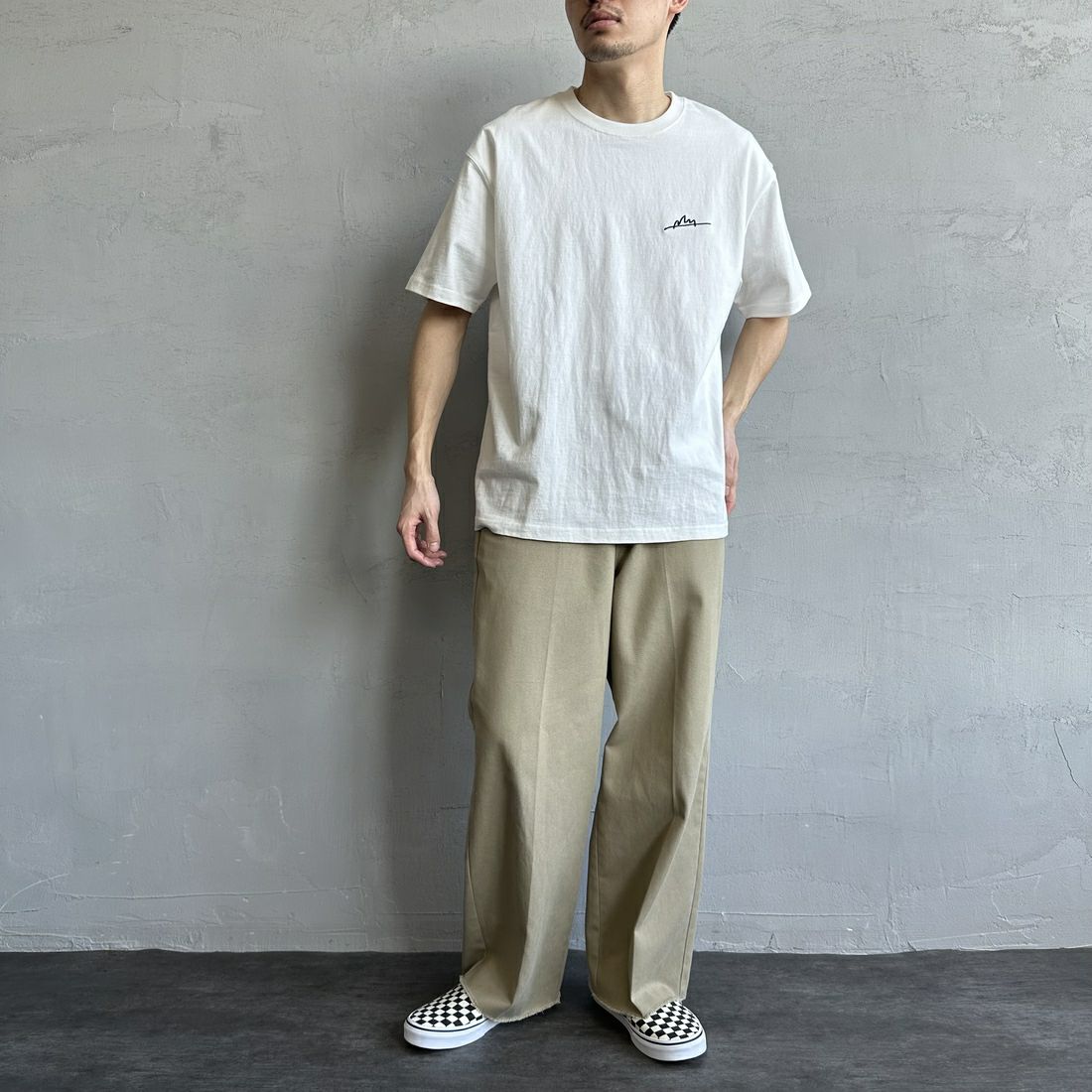 MANHATTAN PORTAGE [マンハッタンポーテージ] 別注 手描き風ロゴ バックプリントTシャツ [25SSMP-IN63-JF] WHITE &&モデル身長：168cm 着用サイズ：L&&