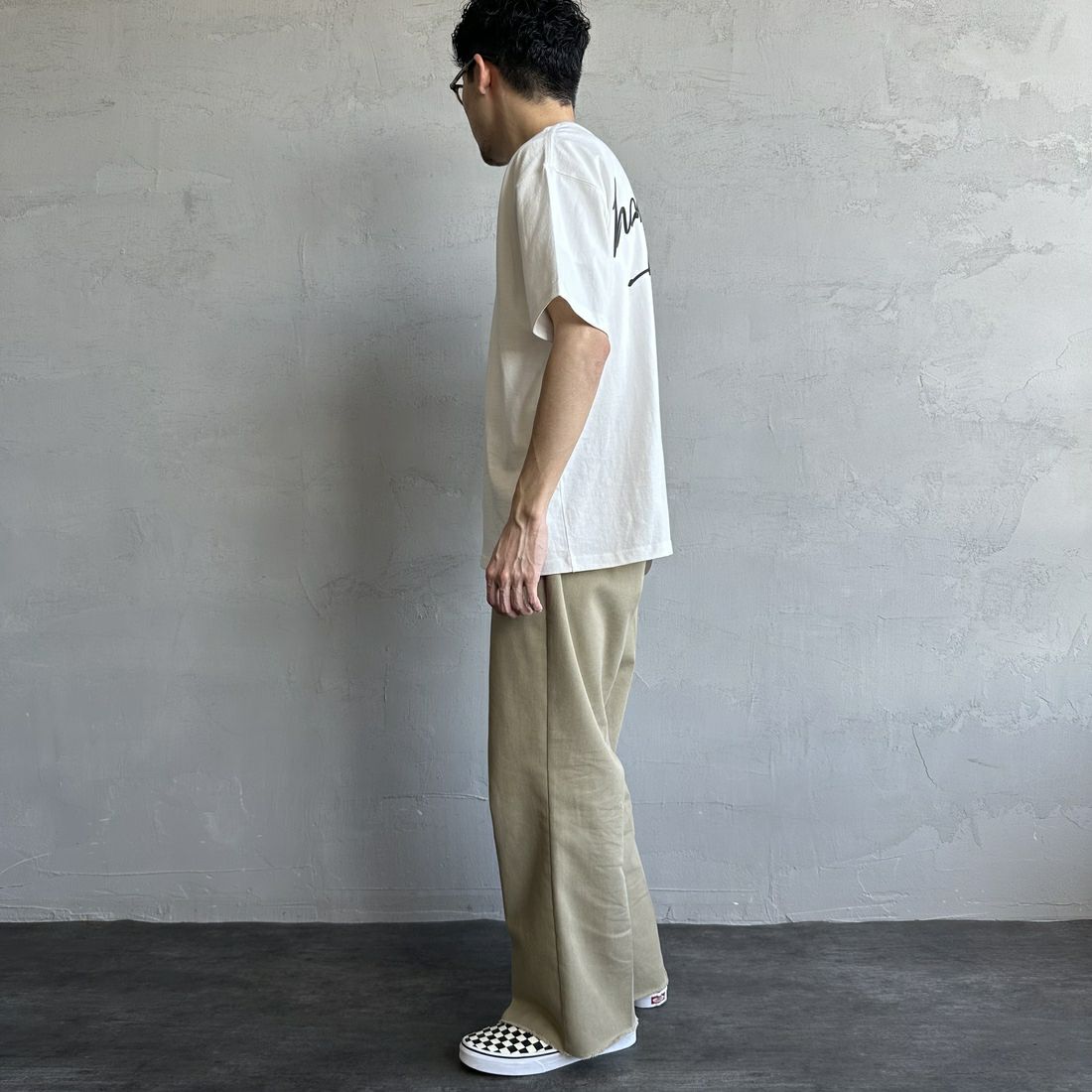 MANHATTAN PORTAGE [マンハッタンポーテージ] 別注 手描き風ロゴ バックプリントTシャツ [25SSMP-IN63-JF] WHITE &&モデル身長：168cm 着用サイズ：L&&