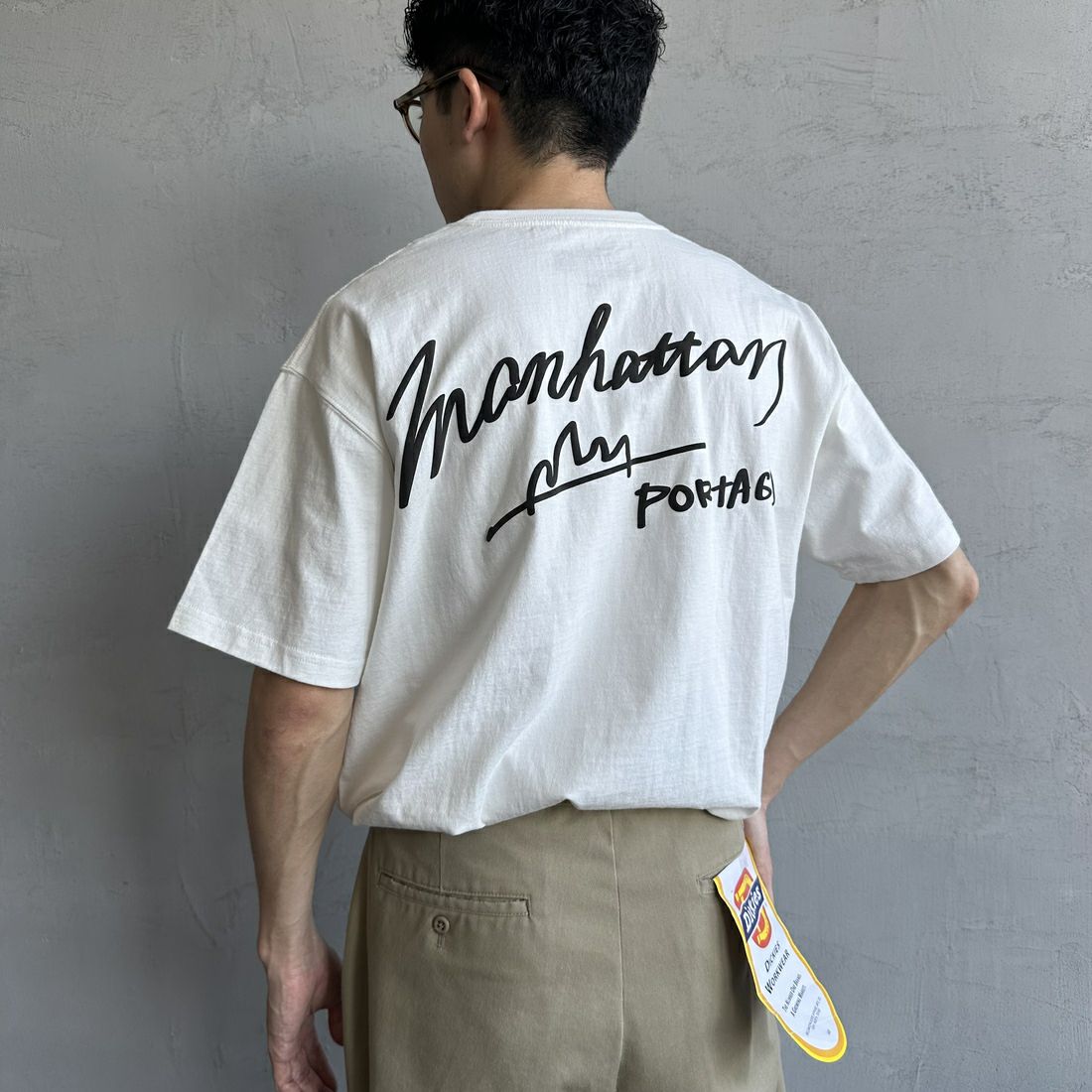 MANHATTAN PORTAGE [マンハッタンポーテージ] 別注 手描き風ロゴ バックプリントTシャツ [25SSMP-IN63-JF] WHITE &&モデル身長：168cm 着用サイズ：L&&
