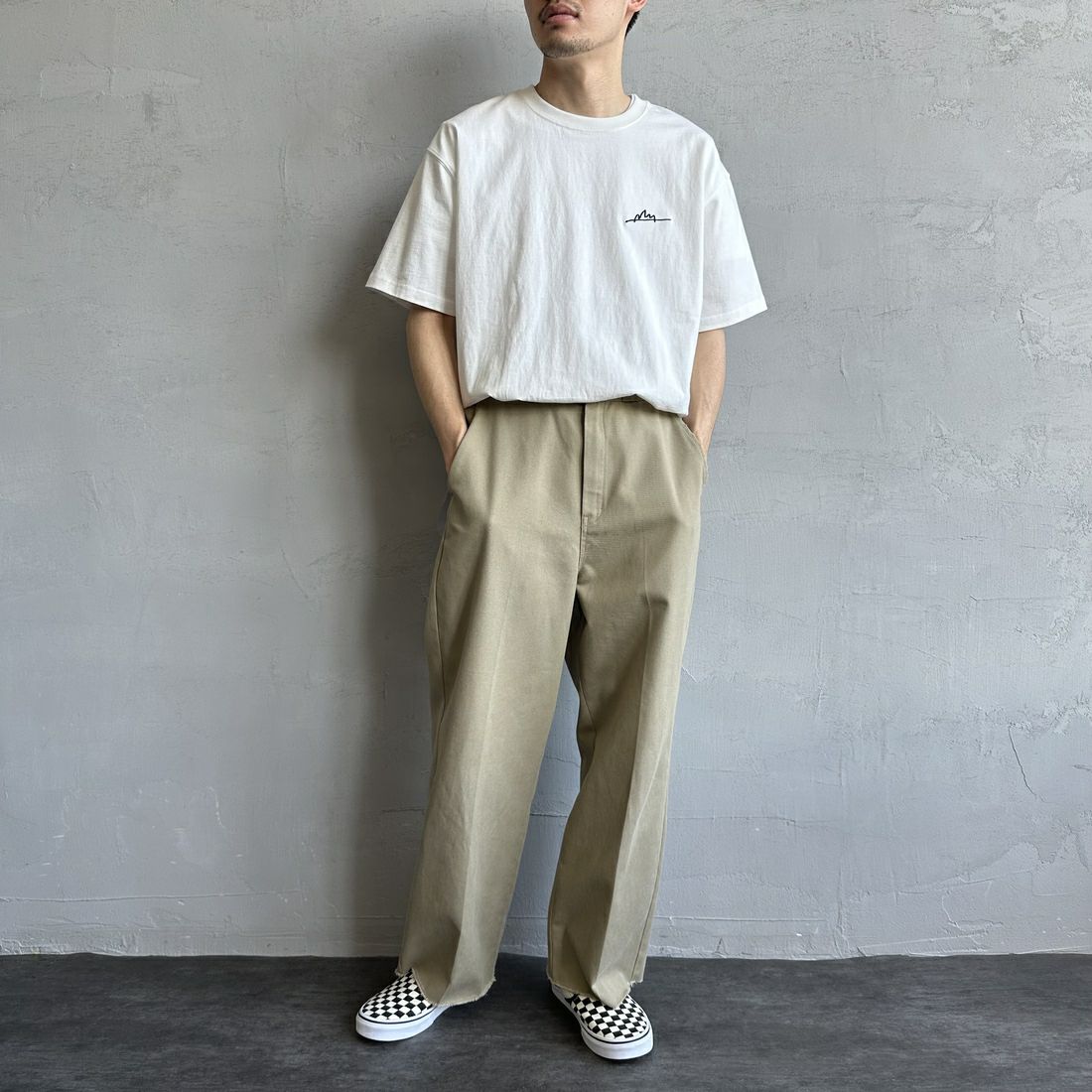 MANHATTAN PORTAGE [マンハッタンポーテージ] 別注 手描き風ロゴ バックプリントTシャツ [25SSMP-IN63-JF] WHITE &&モデル身長：168cm 着用サイズ：L&&