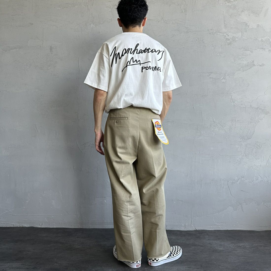 MANHATTAN PORTAGE [マンハッタンポーテージ] 別注 手描き風ロゴ バックプリントTシャツ [25SSMP-IN63-JF] WHITE &&モデル身長：168cm 着用サイズ：L&&