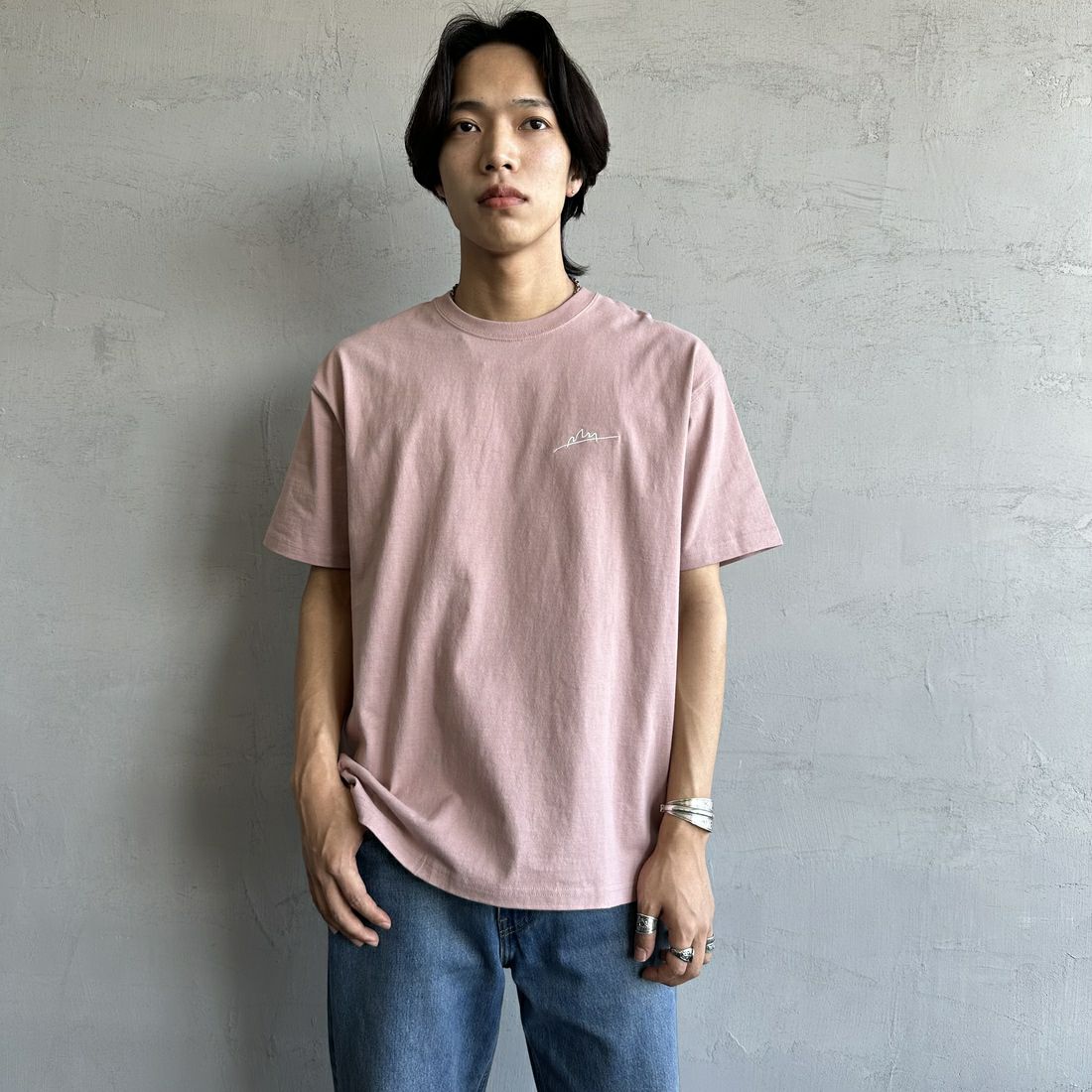 MANHATTAN PORTAGE [マンハッタンポーテージ] 別注 手描き風ロゴ バックプリントTシャツ [25SSMP-IN63-JF] PINK &&モデル身長：179cm 着用サイズ：L&&