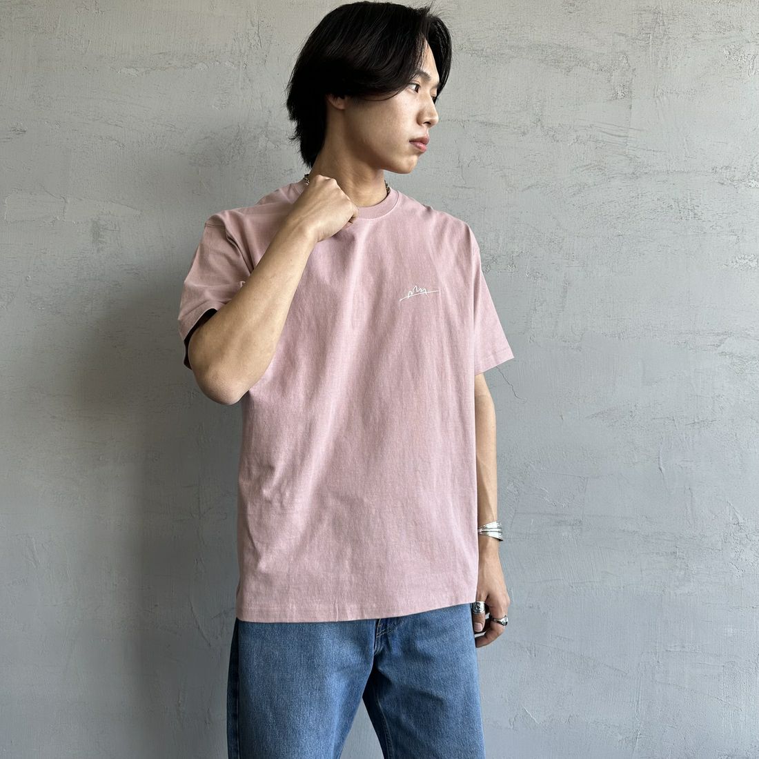MANHATTAN PORTAGE [マンハッタンポーテージ] 別注 手描き風ロゴ バックプリントTシャツ [25SSMP-IN63-JF] PINK &&モデル身長：179cm 着用サイズ：L&&