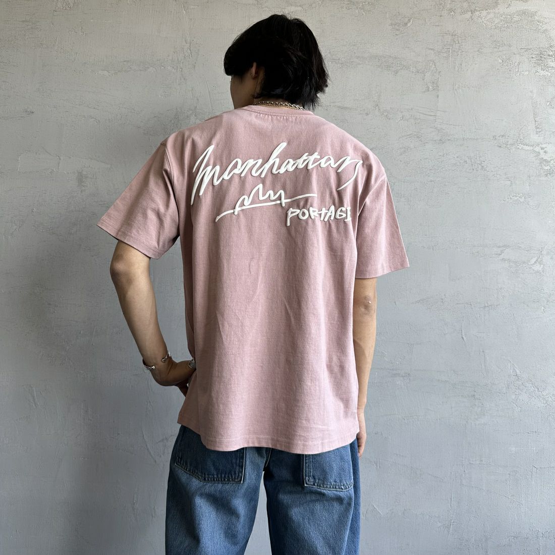 MANHATTAN PORTAGE [マンハッタンポーテージ] 別注 手描き風ロゴ バックプリントTシャツ [25SSMP-IN63-JF] PINK &&モデル身長：179cm 着用サイズ：L&&