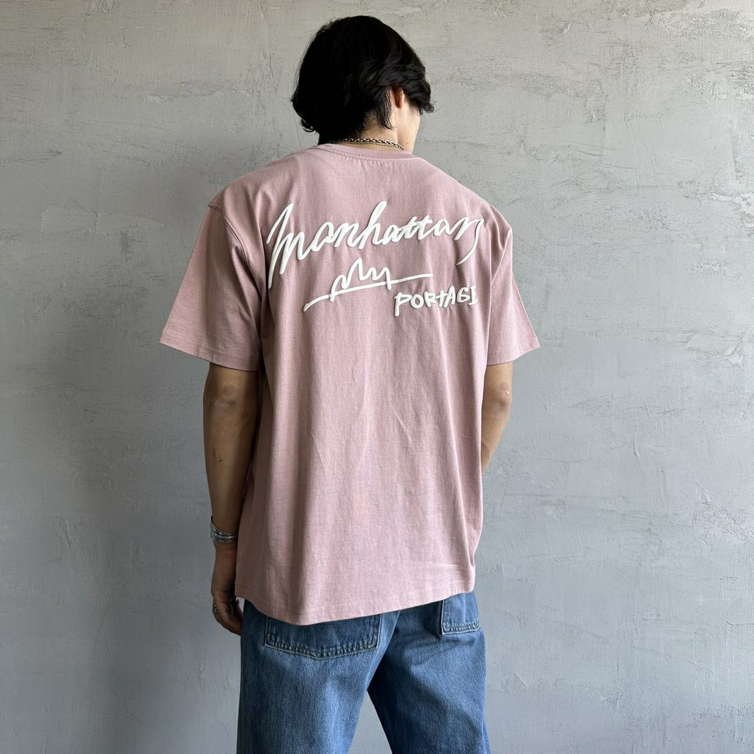 MANHATTAN PORTAGE [マンハッタンポーテージ] 別注 手描き風ロゴ バックプリントTシャツ [25SSMP-IN63-JF] PINK &&モデル身長：179cm 着用サイズ：L&&
