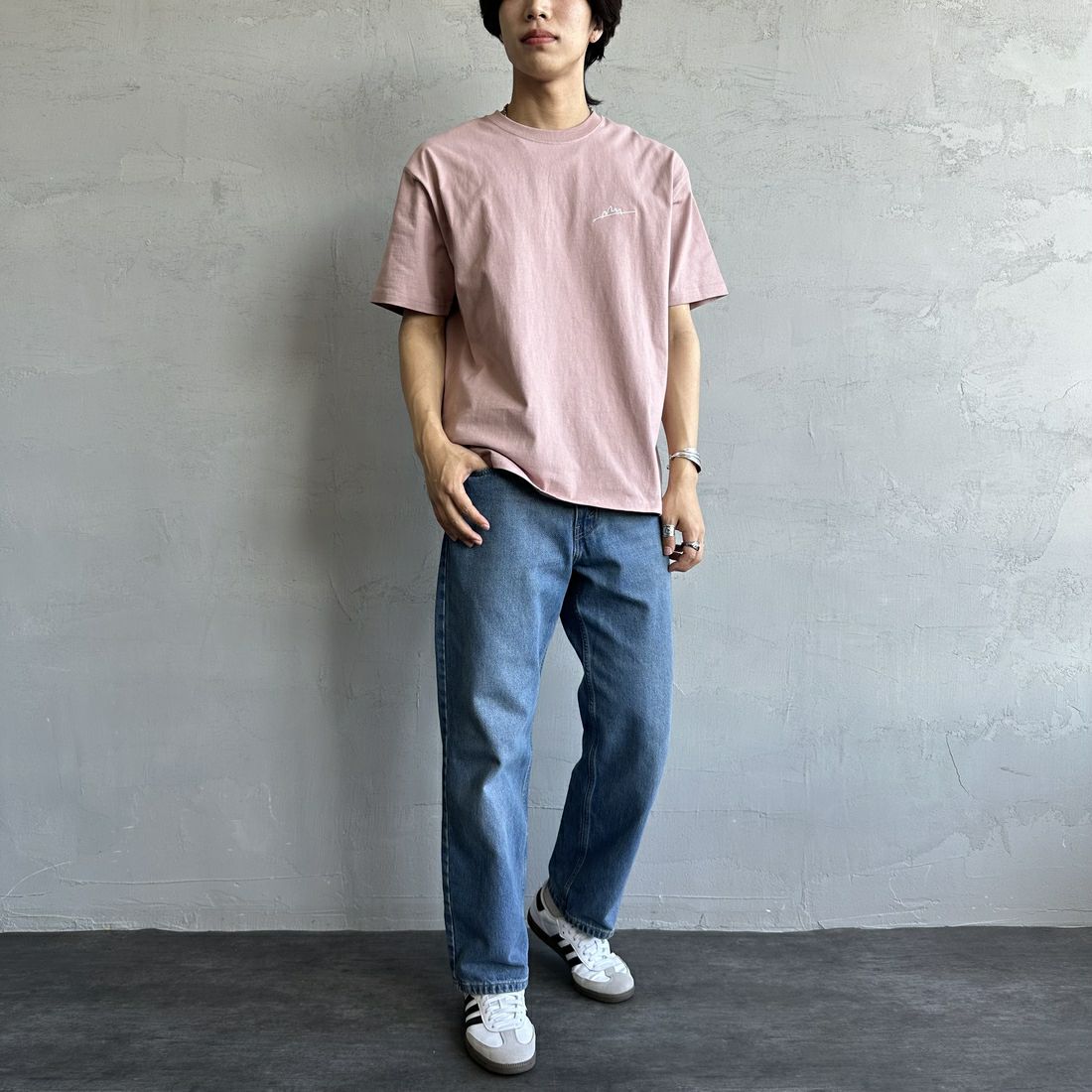 MANHATTAN PORTAGE [マンハッタンポーテージ] 別注 手描き風ロゴ バックプリントTシャツ [25SSMP-IN63-JF] PINK &&モデル身長：179cm 着用サイズ：L&&