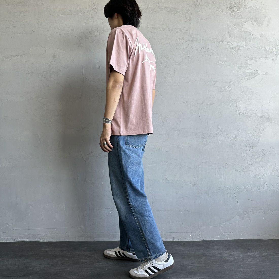 MANHATTAN PORTAGE [マンハッタンポーテージ] 別注 手描き風ロゴ バックプリントTシャツ [25SSMP-IN63-JF] PINK &&モデル身長：179cm 着用サイズ：L&&