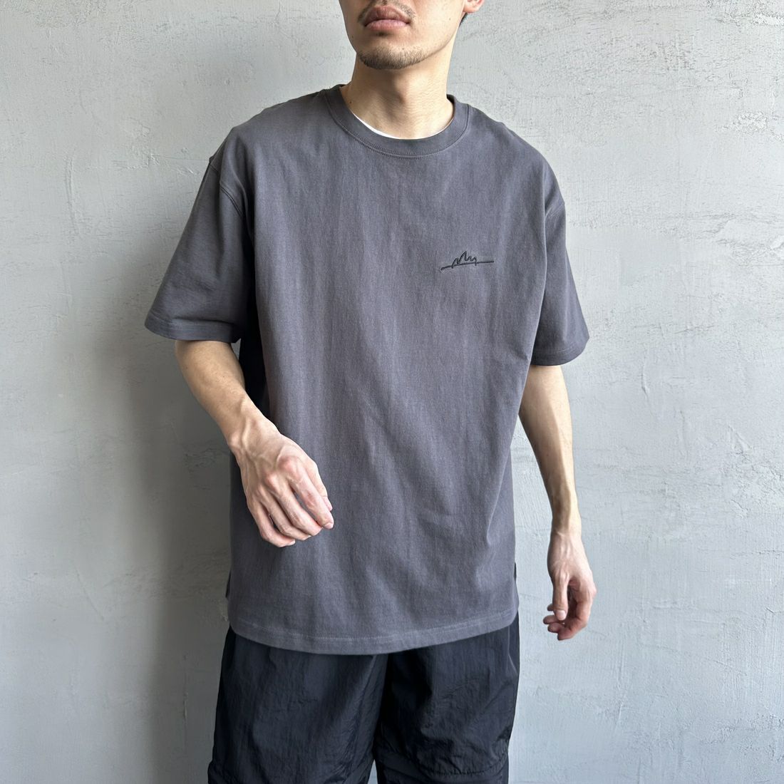 MANHATTAN PORTAGE [マンハッタンポーテージ] 別注 手描き風ロゴ バックプリントTシャツ [25SSMP-IN63-JF] CHARCOAL &&モデル身長：168cm 着用サイズ：L&&