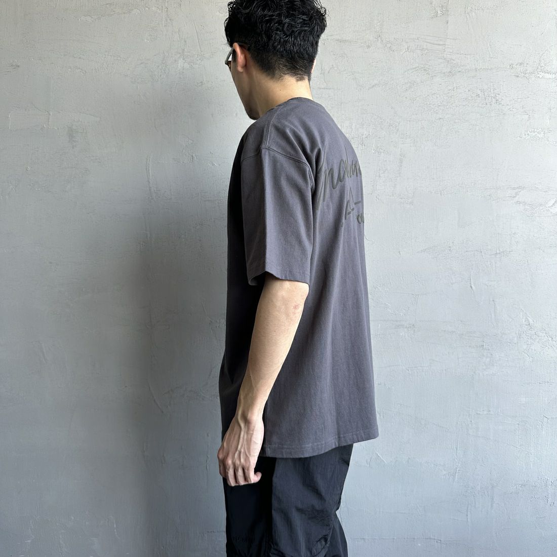 MANHATTAN PORTAGE [マンハッタンポーテージ] 別注 手描き風ロゴ バックプリントTシャツ [25SSMP-IN63-JF] CHARCOAL &&モデル身長：168cm 着用サイズ：L&&