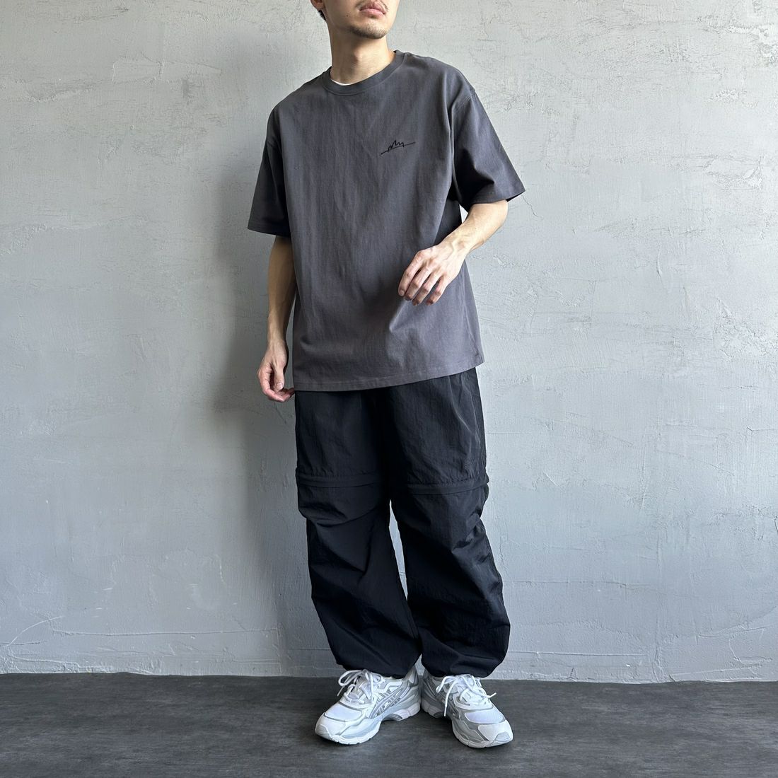 MANHATTAN PORTAGE [マンハッタンポーテージ] 別注 手描き風ロゴ バックプリントTシャツ [25SSMP-IN63-JF] CHARCOAL &&モデル身長：168cm 着用サイズ：L&&