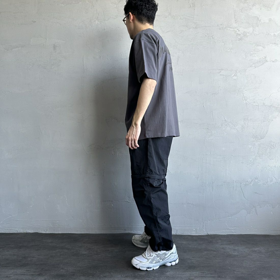 MANHATTAN PORTAGE [マンハッタンポーテージ] 別注 手描き風ロゴ バックプリントTシャツ [25SSMP-IN63-JF] CHARCOAL &&モデル身長：168cm 着用サイズ：L&&