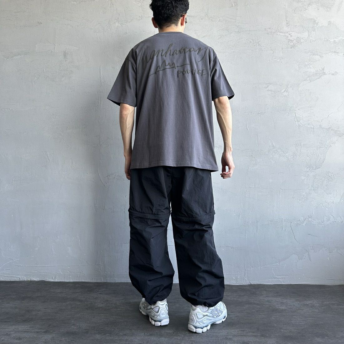 MANHATTAN PORTAGE [マンハッタンポーテージ] 別注 手描き風ロゴ バックプリントTシャツ [25SSMP-IN63-JF] CHARCOAL &&モデル身長：168cm 着用サイズ：L&&