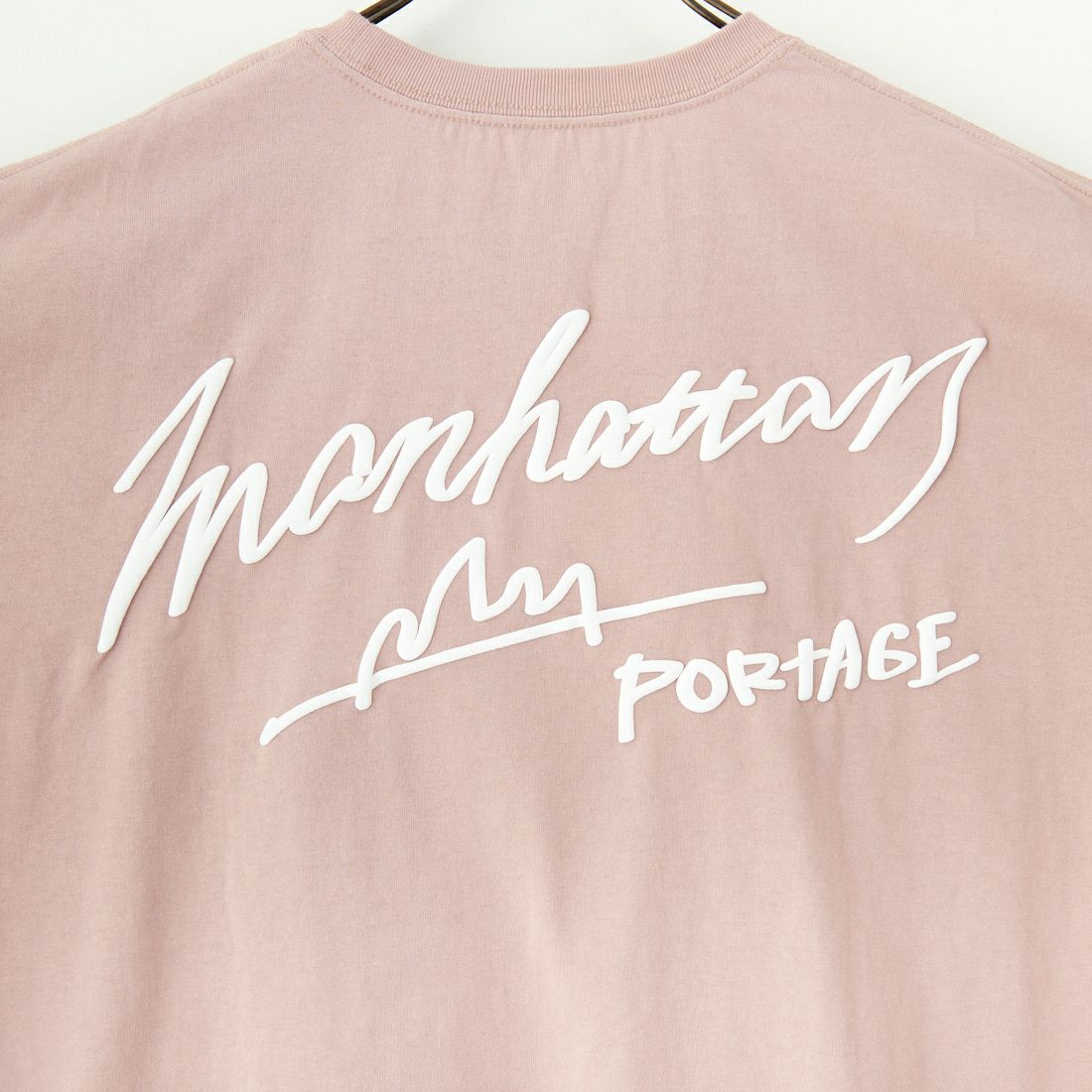 MANHATTAN PORTAGE [マンハッタンポーテージ] 別注 手描き風ロゴ バックプリントTシャツ [25SSMP-IN63-JF] PINK