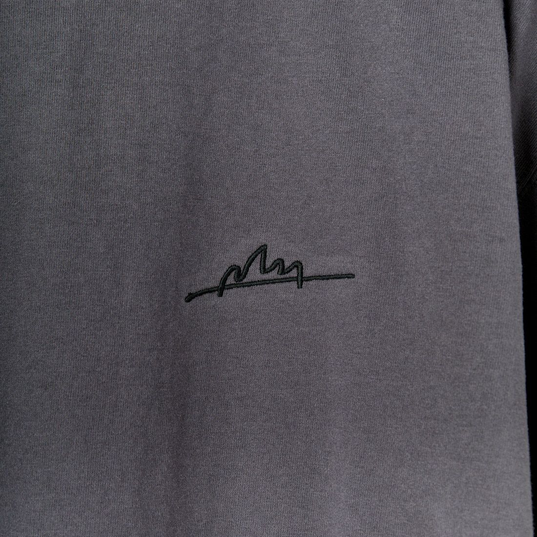 MANHATTAN PORTAGE [マンハッタンポーテージ] 別注 手描き風ロゴ バックプリントTシャツ [25SSMP-IN63-JF] CHARCOAL