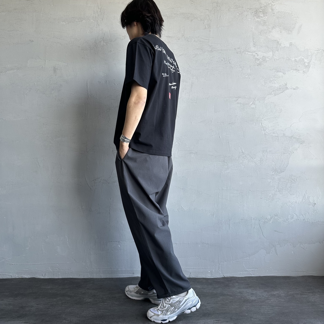 MANHATTAN PORTAGE [マンハッタンポーテージ] 別注 ランダムロゴ バックプリントTシャツ [25SSMP-IN66-JF] BLACK &&モデル身長：179cm 着用サイズ：L&&