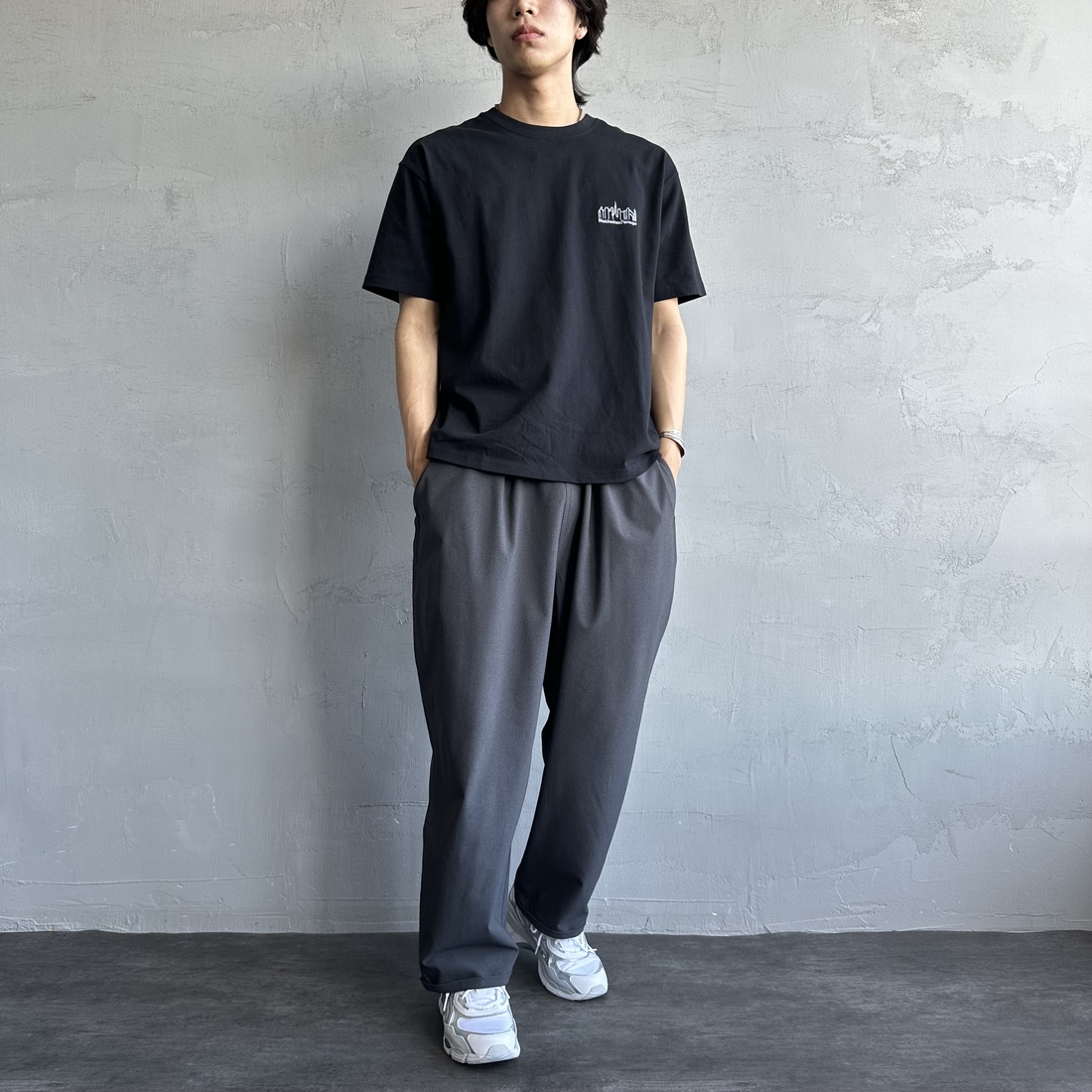 MANHATTAN PORTAGE [マンハッタンポーテージ] 別注 ランダムロゴ バックプリントTシャツ [25SSMP-IN66-JF] BLACK &&モデル身長：179cm 着用サイズ：L&&