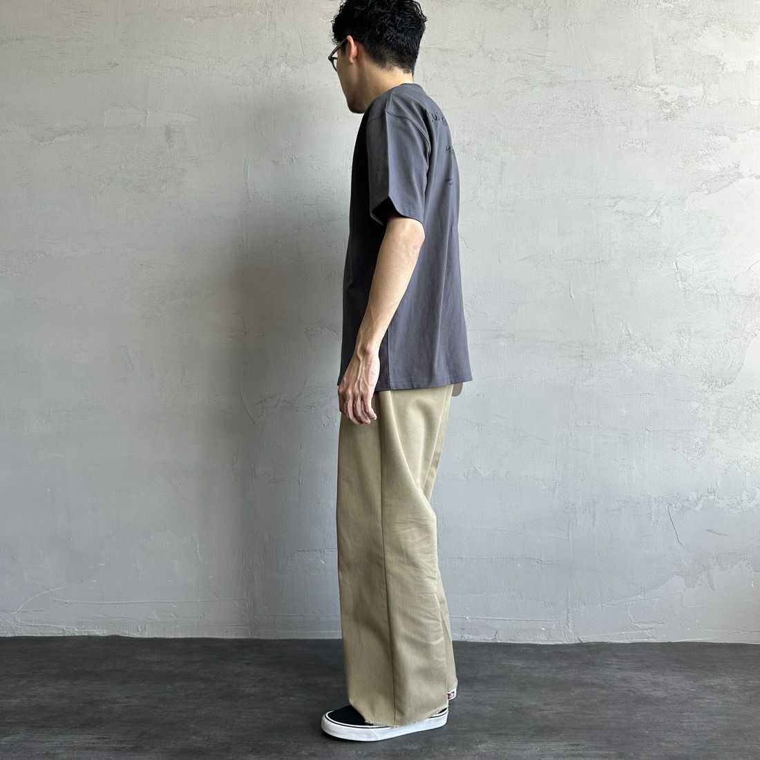 MANHATTAN PORTAGE [マンハッタンポーテージ] 別注 ランダムロゴ バックプリントTシャツ [25SSMP-IN66-JF] CHARCOAL &&モデル身長：168cm 着用サイズ：L&&
