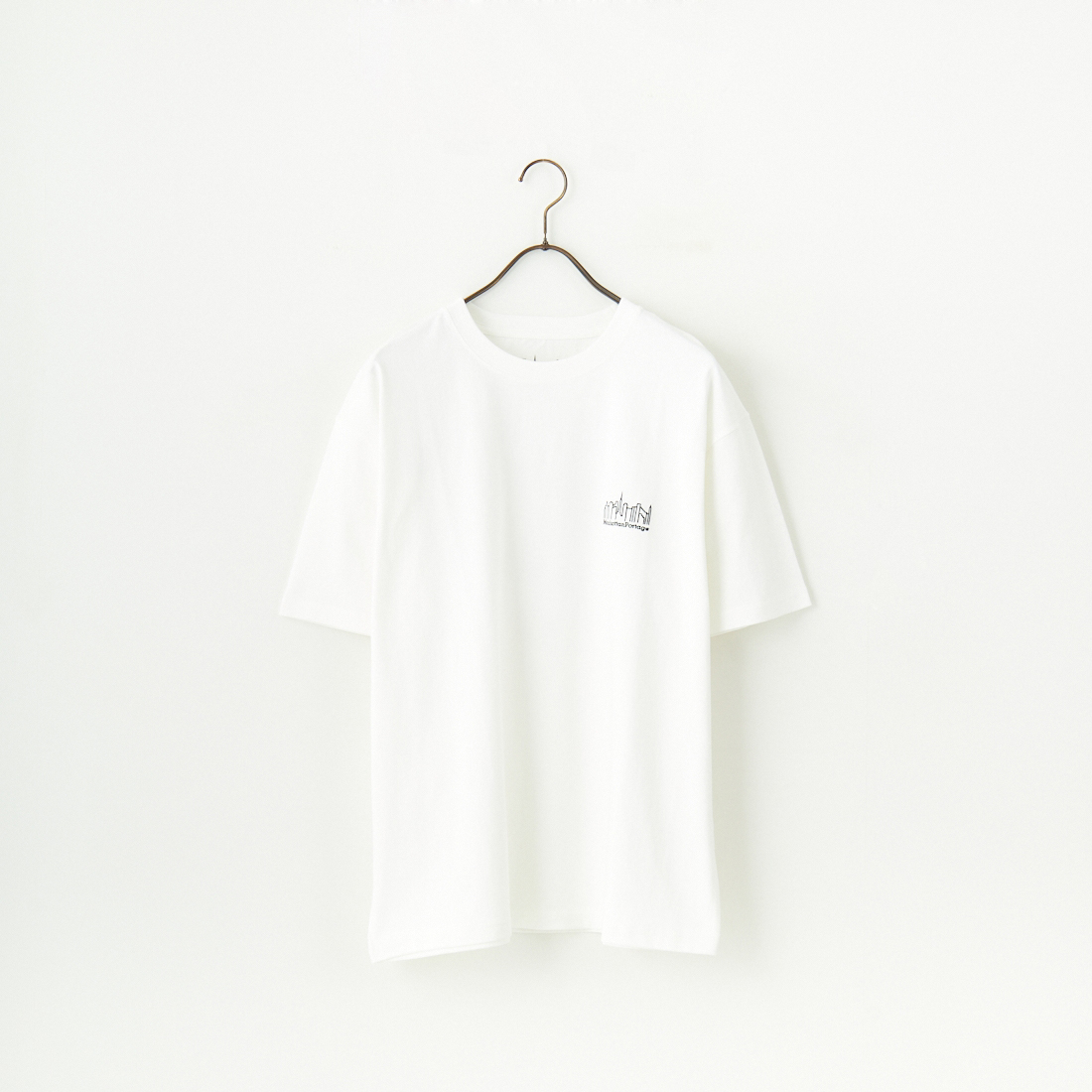 MANHATTAN PORTAGE [マンハッタンポーテージ] 別注 ランダムロゴ バックプリントTシャツ [25SSMP-IN66-JF] WHITE
