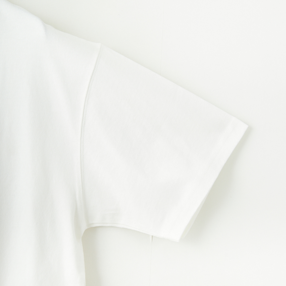 MANHATTAN PORTAGE [マンハッタンポーテージ] 別注 ランダムロゴ バックプリントTシャツ [25SSMP-IN66-JF] WHITE