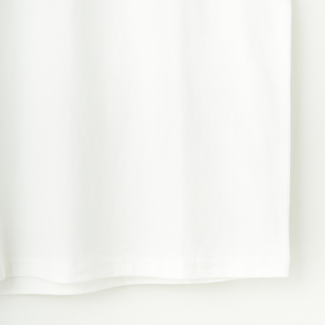 MANHATTAN PORTAGE [マンハッタンポーテージ] 別注 ランダムロゴ バックプリントTシャツ [25SSMP-IN66-JF] WHITE