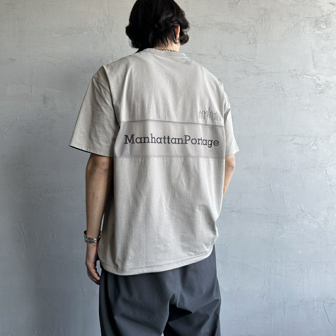 MANHATTAN PORTAGE [マンハッタンポーテージ] 別注 メッシュ切替 バックプリントTシャツ [25SSMP-IN65-JF] GREIGE &&モデル身長：179cm 着用サイズ：L&&