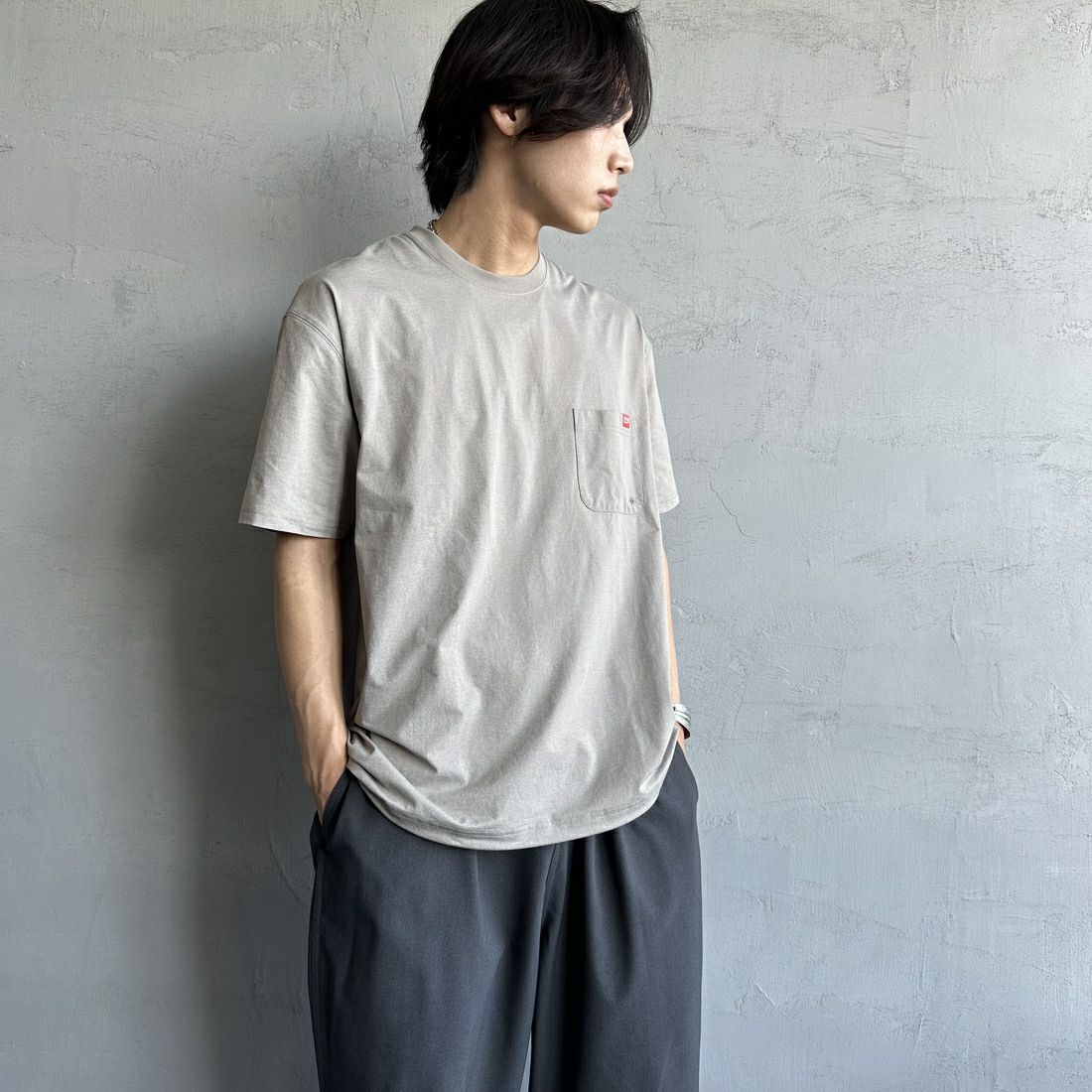 MANHATTAN PORTAGE [マンハッタンポーテージ] 別注 メッシュ切替 バックプリントTシャツ [25SSMP-IN65-JF] GREIGE &&モデル身長：179cm 着用サイズ：L&&