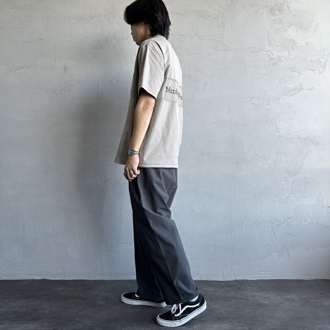 MANHATTAN PORTAGE [マンハッタンポーテージ] 別注 メッシュ切替 バックプリントTシャツ [25SSMP-IN65-JF] GREIGE &&モデル身長：179cm 着用サイズ：L&&