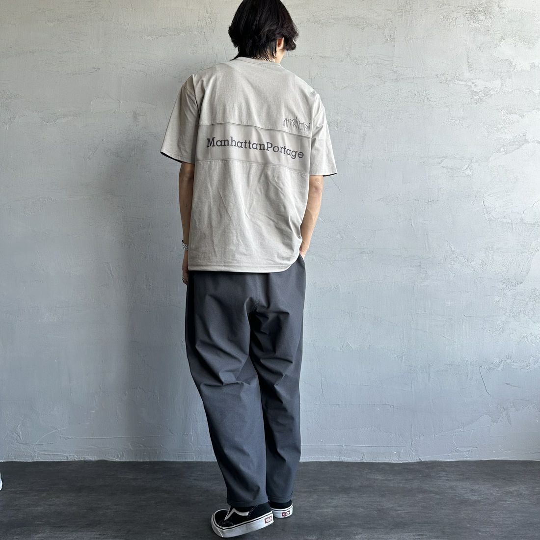 MANHATTAN PORTAGE [マンハッタンポーテージ] 別注 メッシュ切替 バックプリントTシャツ [25SSMP-IN65-JF] GREIGE &&モデル身長：179cm 着用サイズ：L&&