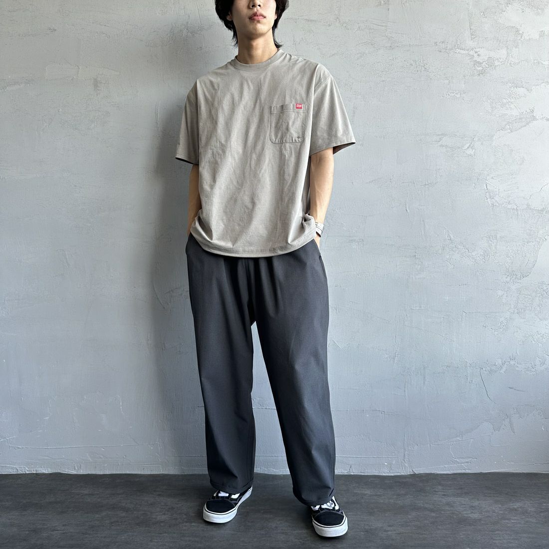 MANHATTAN PORTAGE [マンハッタンポーテージ] 別注 メッシュ切替 バックプリントTシャツ [25SSMP-IN65-JF] GREIGE &&モデル身長：179cm 着用サイズ：L&&