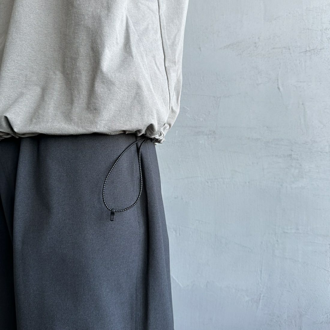 MANHATTAN PORTAGE [マンハッタンポーテージ] 別注 メッシュ切替 バックプリントTシャツ [25SSMP-IN65-JF] GREIGE