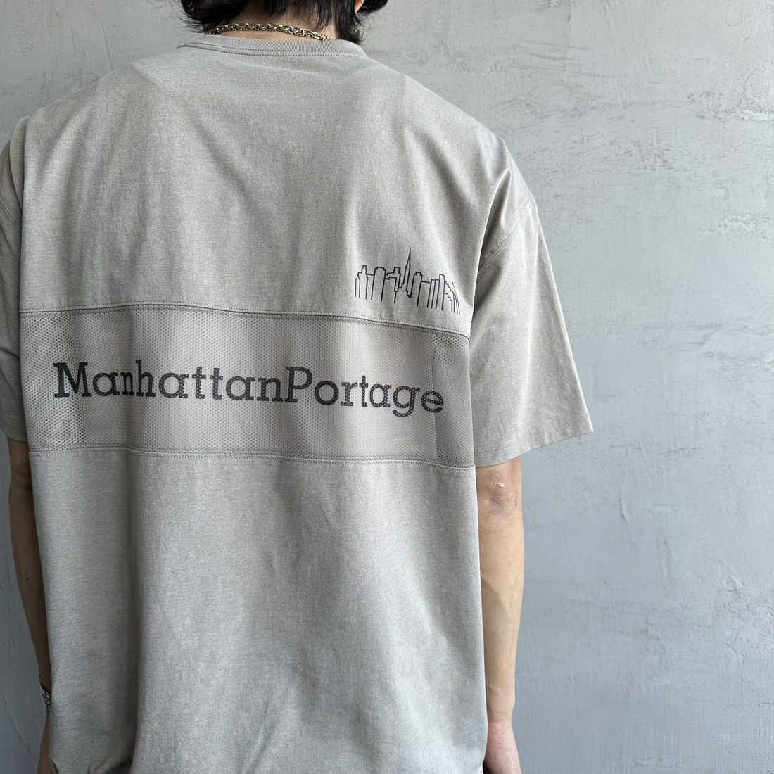 MANHATTAN PORTAGE [マンハッタンポーテージ] 別注 メッシュ切替 バックプリントTシャツ [25SSMP-IN65-JF] GREIGE