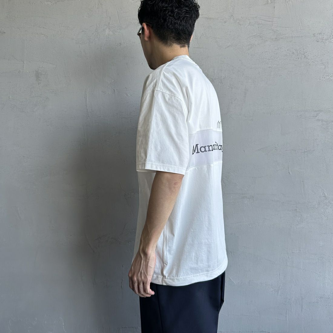 MANHATTAN PORTAGE [マンハッタンポーテージ] 別注 メッシュ切替 バックプリントTシャツ [25SSMP-IN65-JF] WHITE &&モデル身長：168cm 着用サイズ：L&&