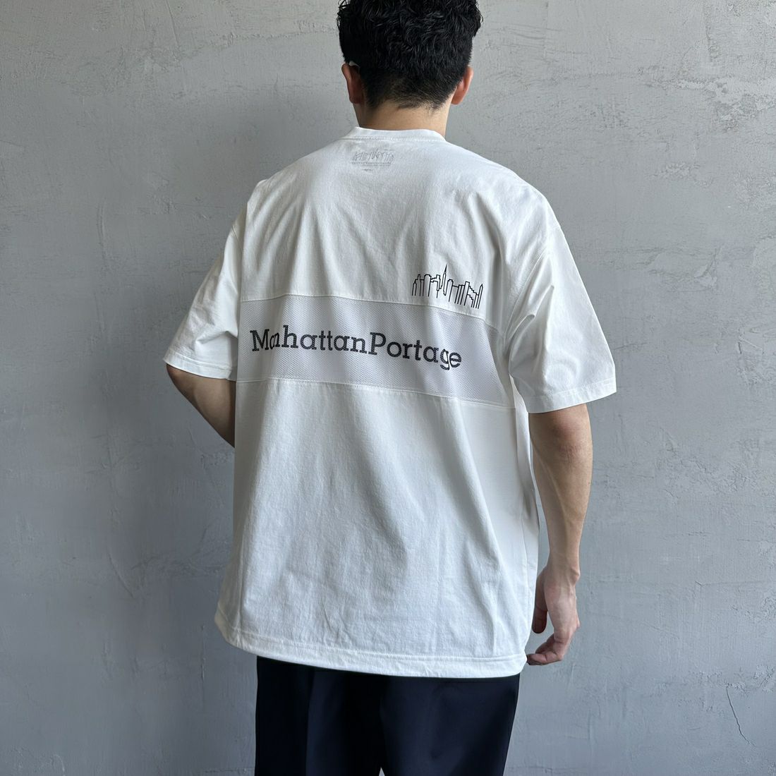 MANHATTAN PORTAGE [マンハッタンポーテージ] 別注 メッシュ切替 バックプリントTシャツ [25SSMP-IN65-JF] WHITE &&モデル身長：168cm 着用サイズ：L&&