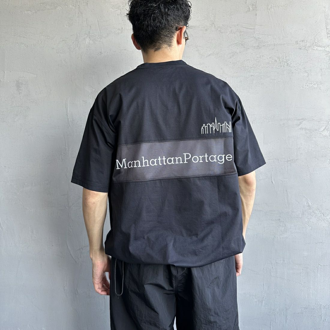 MANHATTAN PORTAGE [マンハッタンポーテージ] 別注 メッシュ切替 バックプリントTシャツ [25SSMP-IN65-JF] BLACK &&モデル身長：168cm 着用サイズ：L&&