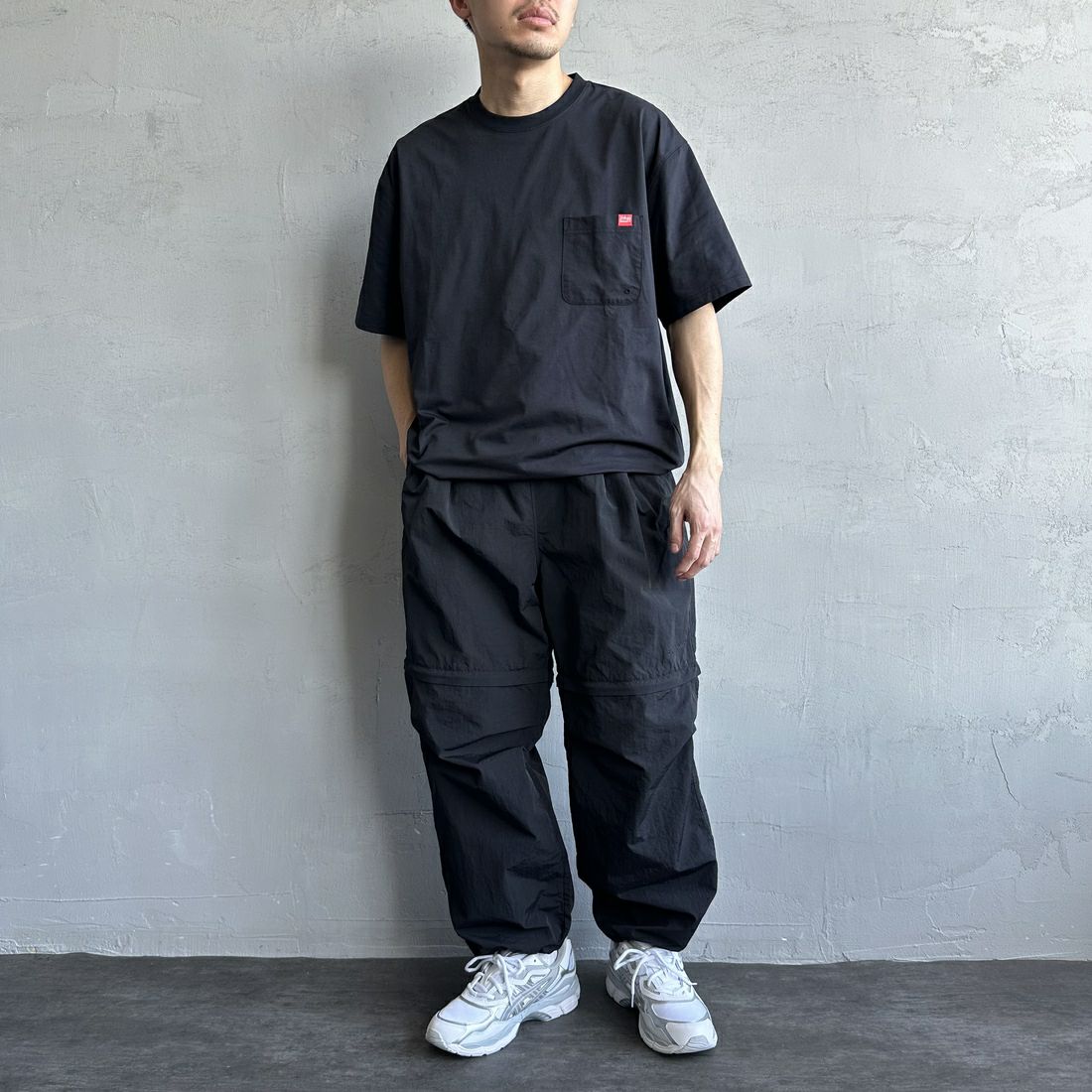 MANHATTAN PORTAGE [マンハッタンポーテージ] 別注 メッシュ切替 バックプリントTシャツ [25SSMP-IN65-JF] BLACK &&モデル身長：168cm 着用サイズ：L&&