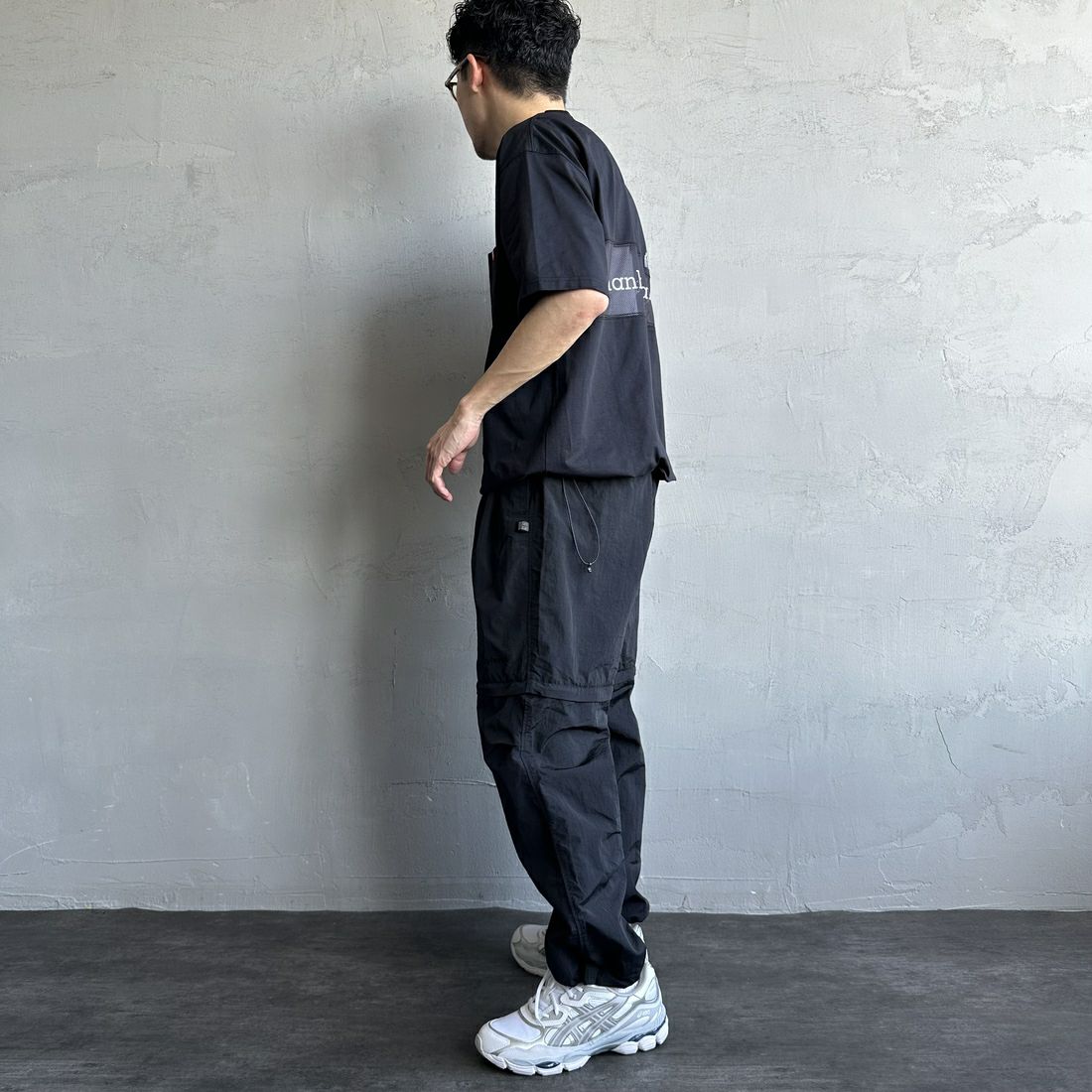 MANHATTAN PORTAGE [マンハッタンポーテージ] 別注 メッシュ切替 バックプリントTシャツ [25SSMP-IN65-JF] BLACK &&モデル身長：168cm 着用サイズ：L&&